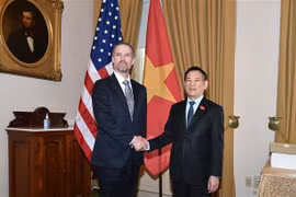 Le vice-Premier ministre Ho Duc Phoc (droite) rencontre le 9 avril 2025 (heure locale), à Washington, le représentant américain au Commerce, Jamieson Greer. Photo : VNA