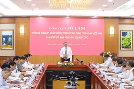 Le secrétaire général du Comité central du Parti communiste du Vietnam To Lam travaille avec la Commission centrale des affaires intérieures du Parti. Photo : VNA