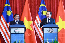 Le Premier ministre Pham Minh Chinh et le Premier ministre malaisien Anwar Ibrahim rencontrent la presse après leur entretien à Kuala Lumpur. Photo : VNA