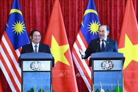 Le Premier ministre Pham Minh Chinh et le Premier ministre malaisien Anwar Ibrahim rencontrent la presse après leur entretien à Kuala Lumpur. Photo : VNA
