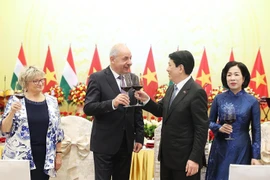 Le président Luong Cuong et son épouse président un banquet solennel en l’honneur du président hongrois Sulyok Tamas et de son épouse, en visite officielle au Vietnam. Photo : VNA