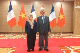 Le professeur Trân Thanh Vân et la professeure Lê Kim Ngoc sont promus au grade d’Officier de la Légion d'honneur (Ordre national de la Légion d'honneur) par le président de la République française. Photo :baochinhphu