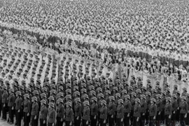 Les moments marquants du défilé militaire et populaire lors de la Fête nationale du 2 septembre 1975