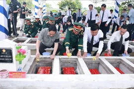 Le Premier ministre Pham Minh Chinh à la cérémonie d’hommage et d’inhumation des restes de soldats et d’experts vietnamiens tombés au Cambodge et sur le territoire national au cimetière de Dôc Ba Đac. Photo : VNA