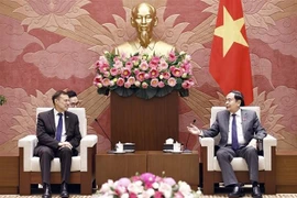 Le président de l'Assemblée nationale Tran Thanh Man (droite) reçoit à Hanoï l'ambassadeur d'Australie, Andrew Goledzinowski. Photo : VNA