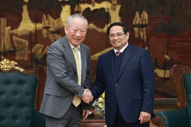 Le Premier ministre Pham Minh Chinh (droite) a reçu, le 9 janvier à Hanoï, Yan Jiehe, fondateur et président de China Pacific Construction Group. Photo : VNA