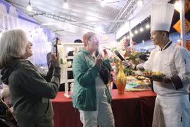 Des touristes au Festival gastronomique de Quang Ninh 2024. Photo : VNA