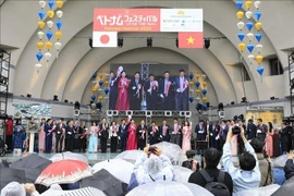 Les délégués coupent le ruban d'ouverture du Festival du Vietnam 2025 au Japon. Photo : VNA