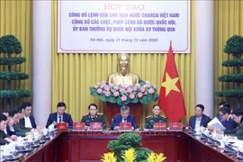 Le Bureau du président tient une conférence de presse pour annoncer l’Ordre présidentiel promulguant 14 lois et une ordonnance adoptées par la 15 e Assemblée nationale et son Comité permanent. Photo : VNA