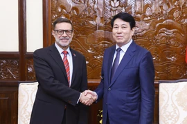 Le président Luong Cuong (droite) et l'ambassadeur d'Australie au Vietnam, Andrew Goledzinowski. Photo : VNA