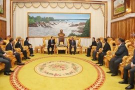 La rencontre entre le vice-ministre Nguyen Van Long et Vilay Lakhamphong, vice-Premier ministre, ministre de la Sécurité publique du Laos. Photo : VNA