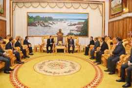La rencontre entre le vice-ministre Nguyen Van Long et Vilay Lakhamphong, vice-Premier ministre, ministre de la Sécurité publique du Laos. Photo : VNA