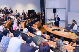 Le Premier ministre Pham Minh Chinh visite et prononce le 12 juin (heure locale) un discours de politique à l’Université d’économie de Stockholm. Photo : VNA