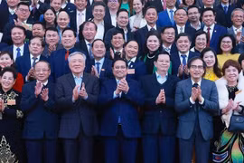 Le Premier ministre Pham Minh Chinh et des représentants des PME. Photo : VNA