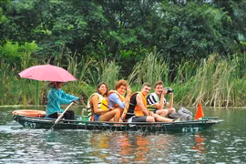Des touristes visitent la zone touristique de Trang An. Photo : VNA