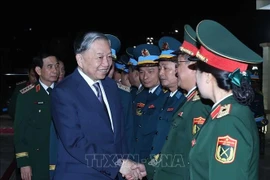 Le secrétaire général du Parti To Lam visite et formule les meilleures du Têt aux unités de Police et militaire. Photo : VNA