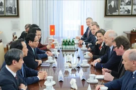 La rencontre entre le Premier ministre Pham Minh Chinh et le groupe des parlementaires d’amitié Pologne-Vietnam. Photo : VNA