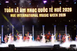 Des performances artistiques lors de la soirée d'ouverture de la Semaine internationale de musique de Hué. Photo : VNA