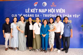 L'ancien vice-président Truong My Hoa prend une photo souvenir avec des dirigeants de la société par actions Lavite. Photo : VNA