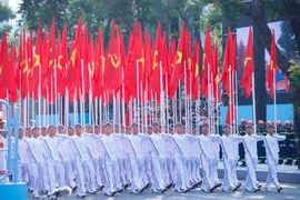 Le bloc de drapeaux du Parti et de la Patrie lors du défilé fêtant les 50 ans de la réunification nationale, symbolisant l'idée, la confiance en victoire, le courage et l'intelligence gestionnaire du Parti communiste du Vietnam. - VNA