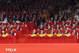 Les hauts dirigeants vietnamiens et des amis internationaux à la célébration des 50 ans de la réunification nationale. - VNA