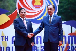 Le Premier ministre malaisien Anwar Ibrahim accueille le Premier ministre Pham Minh Chinh (gauche). Photo : VNA