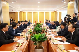 La séance de travail entre le ministre Tran Hong Minh et le président de la Région autonome Zhuang du Guangxi (Chine), Wei Tao. Photo : VNA