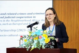 Un délégué étranger prend la parole lors du Colloque international sur le droit pénal transnational dans la région Asie – Pacifique. Photo : VNA