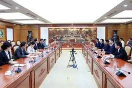 La séance de travail entre le ministre des Finances Nguyen Van Thang et l’ambassadeur de Chine au Vietnam, He Wei. Photo : VNA