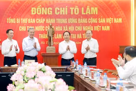 Le secrétaire général et président To Lam offre une statue du Président Ho Chi Minh au Comité du Parti, à l'autorité et au peuple de Ha Tinh. Photo : VNA