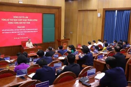 Le secrétaire général du Parti To Lam a un échange avec les membres de la 4e formation pour les cadres choisis pour les postes au sein du Comité central du Parti pour le 14e mandat. Photo : VNA