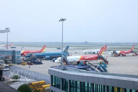 Des avions de compagnies aériennes telles que Vietnam Airlines, Vietjet Air et Sun Phu Quoc Airways opèrent à l'aéroport de Noi Bai. Photo : VNA