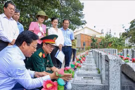 Le vice-président du Comité populaire de la province de Tay Ninh, Pham Tan Hoa (gauche, assisse), accompagné d'une délégation, examine les informations sur les tombes des martyrs non identifiés au cimetière des martyrs d'An Tinh, quartier d'An Tinh, province de Tay Ninh. Photo : VNA