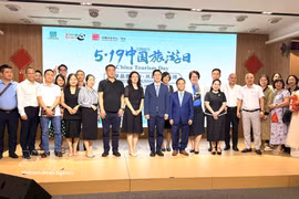 Des représentants des unités participantes au programme d'échange et de partage organisé à l'occasion de la Journée du tourisme chinois, le 19 mai, posent pour une photo souvenir. Photo : VNA