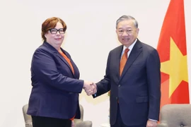 Le secrétaire général du Parti communiste du Vietnam, To Lam et Mme Tiina Sandberg, présidente du Parti communiste finlandais. Photo : VNA