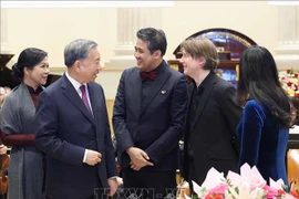 Le secrétaire général To Lam et son épouse rencontrent des artistes. Photo : VNA