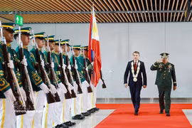 Le Premier ministre Le Minh Hung arrive aux Philippines pour le 48e Sommet de l’ASEAN. Photo : VNA