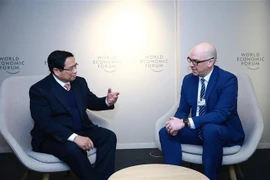 Le Premier ministre Pham Minh Chinh (gauche) et le Premier ministre du Liechtenstein, Daniel Risch à Davos. Photo : VNA