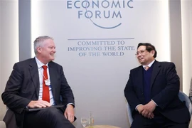 Le Premier ministre Pham Minh Chinh (droite) et le secrétaire général de l'Organisation de coopération et de développement économiques, Mathias Cormann. Photo : VNA