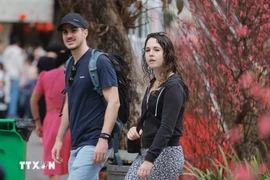 Des touristes étrangers à Hanoï à l'occasion du Nouvel An lunaire. Photo : VNA