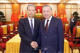 Le secrétaire général du Parti communiste du Vietnam, Tô Lâm (droite) rencontre à Hanoï, Zhao Leji, membre du Comité permanent du Bureau politique et président du Comité permanent de l’Assemblée nationale populaire de Chine. Photo : VNA