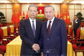 Le secrétaire général du Parti communiste du Vietnam, Tô Lâm (droite) rencontre à Hanoï, Zhao Leji, membre du Comité permanent du Bureau politique et président du Comité permanent de l’Assemblée nationale populaire de Chine. Photo : VNA