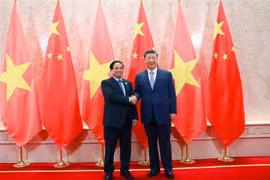 Le Premier ministre vietnamien Pham Minh Chinh (gauche) s’est entretenu le 31 août, à Tianjin, avec le secrétaire général du Parti communiste chinois et président chinois, Xi Jinping. Photo : VNA