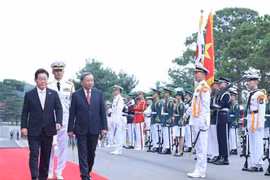 Le président sud-coréen Lee Jae Myung et le secrétaire général du Parti Tô Lâm (droite) passent en revue la garde d’honneur. Photo: VNA