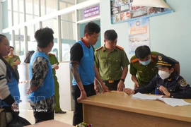 Sur la photo : les autorités contrôlent strictement la zone du poste frontière international de Dinh Ba afin de prévenir et de lutter contre les entrées et sorties illégales. Photo : VNA