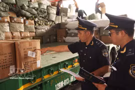 Inspecter et contrôler les marchandises importées et exportées au poste frontière international de Huu Nghi, province de Lang Son. Photo : VNA