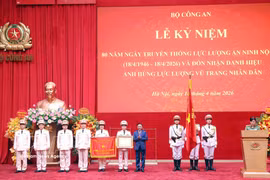 Tran Cam Tu remet le titre de Héros des Forces armées populaires au Département de la sécurité intérieure. Photo : VNA