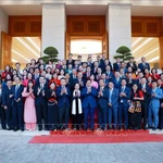 Le Premier ministre Pham Minh Chinh et des enseignants exemplaires. Photo: VNA