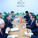 La rencontre entre le président uruguayen Yamandú Orsi et le Premier ministre vietnamien Pham Minh Chinh, en marge du Sommet des BRICS organisé à Rio de Janeiro, au Brésil en 2025. Photo: VNA