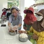 Des patients défavorisés de l’Hôpital général de Ninh Thuân bénéficient des repas gratuits. Photo: VNA